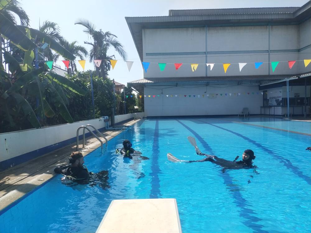 Divemaster Candidates talking about whats nex